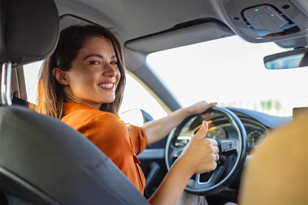 Cliente satisfecho con un coche de alquiler en Bilbao