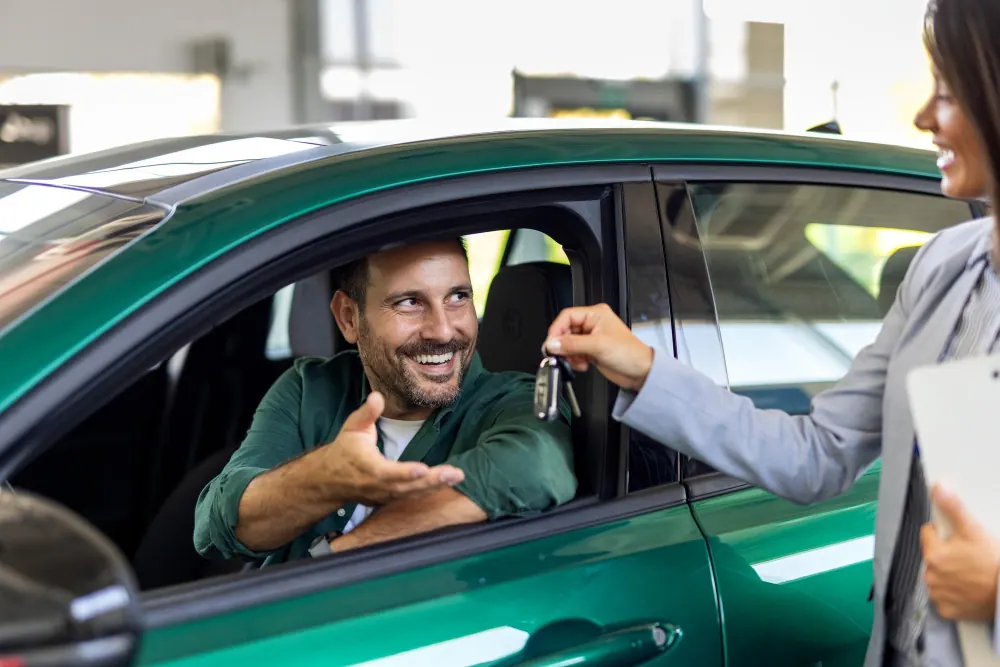 Agent de location remettant les clés de la voiture à un client à Bilbao